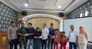 Aksi Nyata Mahasiswa KKN Wanajaya, Bagikan Sembako untuk Lansia hingga Santuni Anak Yatim