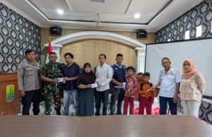 Aksi Nyata Mahasiswa KKN Wanajaya, Bagikan Sembako untuk Lansia hingga Santuni Anak Yatim