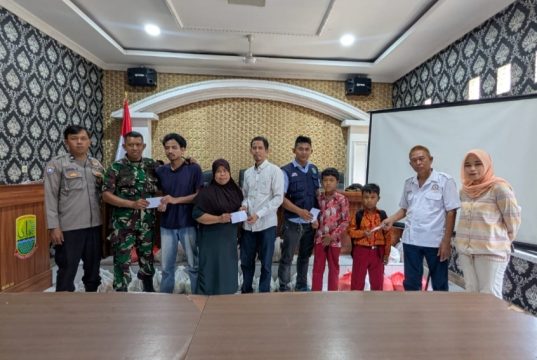 Aksi Nyata Mahasiswa KKN Wanajaya, Bagikan Sembako untuk Lansia hingga Santuni Anak Yatim
