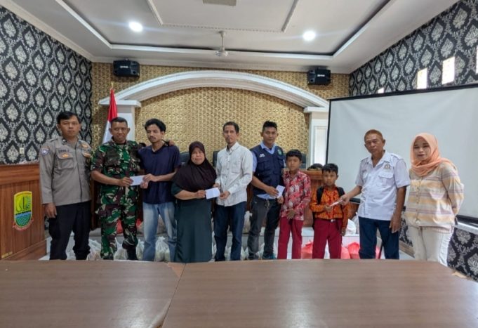 Aksi Nyata Mahasiswa KKN Wanajaya, Bagikan Sembako untuk Lansia hingga Santuni Anak Yatim