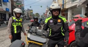 Satlantas Polresta Karawang Sigap Bantu Pemotor Mogok, Diderek hingga SPBU Demi Lanjutkan Perjalanan