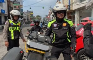 Satlantas Polresta Karawang Sigap Bantu Pemotor Mogok, Diderek hingga SPBU Demi Lanjutkan Perjalanan