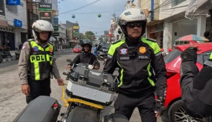 Satlantas Polresta Karawang Sigap Bantu Pemotor Mogok, Diderek hingga SPBU Demi Lanjutkan Perjalanan