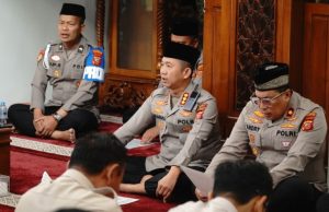 Kapolresta Karawang dan Jajaran Ikuti Binrohtal, Perkuat Integritas dan Spiritualitas Personel