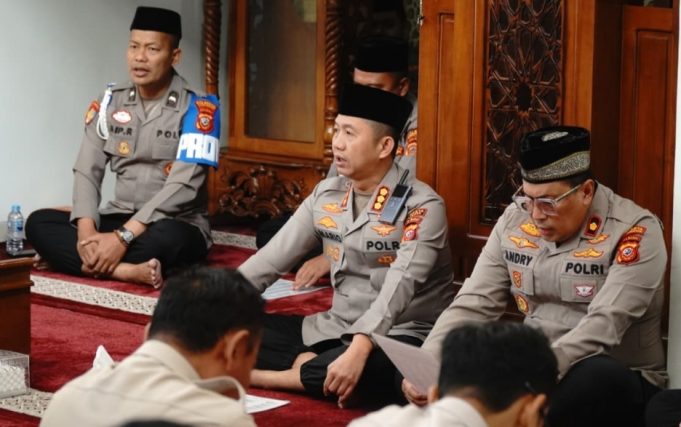 Kapolresta Karawang dan Jajaran Ikuti Binrohtal, Perkuat Integritas dan Spiritualitas Personel