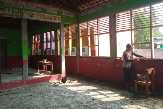 Bukan Cuma Material Diduga Tak Sesuai Spek, Pekerja Proyek SDN Sukapura 1 Juga Disorot Tak Pakai APD