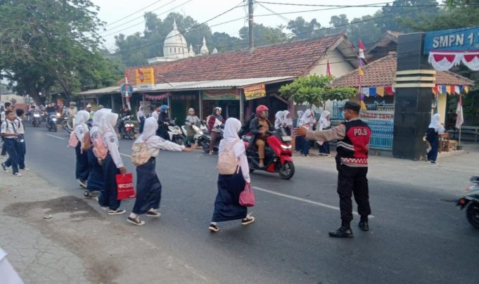 Sapa Pagi GAZZ Karawang, 468 Polisi Turun ke Jalan Bantu Pelajar dan Atur Lalu Lintas