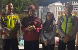 GAZZ Karawang Bergerak Cepat, Polisi Antar Dua Perempuan yang Takut Pulang Sendiri