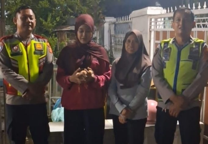GAZZ Karawang Bergerak Cepat, Polisi Antar Dua Perempuan yang Takut Pulang Sendiri