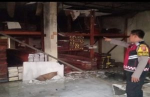 Diduga Korsleting Listrik, Toko Kayu di Majalaya Karawang Ludes Terbakar