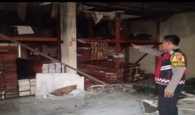 Diduga Korsleting Listrik, Toko Kayu di Majalaya Karawang Ludes Terbakar