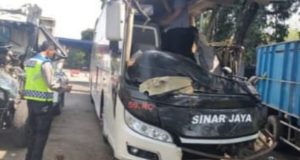 Kecelakaan Beruntun di Tol Japek Km 66, Bus Sinarjaya Hantam Truk Hino, 9 Orang Terluka