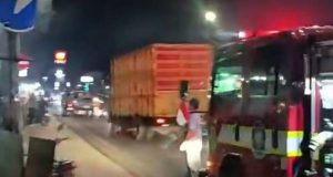 Toko Grosir Makanan Ringan di Rengasdengklok Dilalap Api, Warga Panik