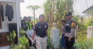 Perempuan Ditemukan Meninggal di Pinggir Sawah Karawang, Keluarga Tolak Autopsi