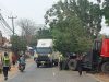 Trailer Oleng dan Hantam Pohon di Jalan Raya Badami, Sopir Dilarikan ke RSUD Karawang