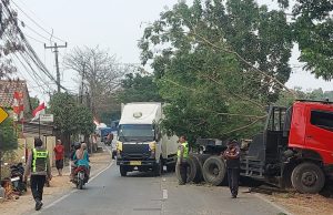 Trailer Oleng dan Hantam Pohon di Jalan Raya Badami, Sopir Dilarikan ke RSUD Karawang