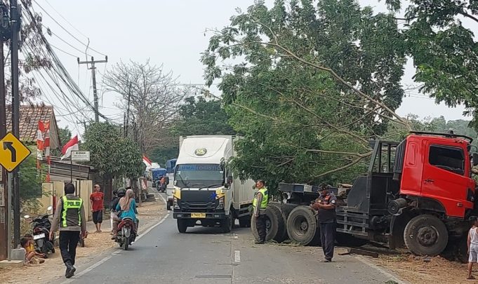 Trailer Oleng dan Hantam Pohon di Jalan Raya Badami, Sopir Dilarikan ke RSUD Karawang