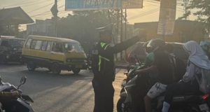 Satlantas Polresta Karawang Intensifkan Pengaturan Lalu Lintas, Cegah Kemacetan di Jalan Utama