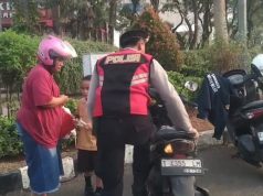 Aksi Humanis Polisi di Pagi Hari, Bantu Ibu dan Anak yang Motornya Mogok