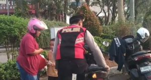 Aksi Humanis Polisi di Pagi Hari, Bantu Ibu dan Anak yang Motornya Mogok