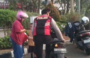 Aksi Humanis Polisi di Pagi Hari, Bantu Ibu dan Anak yang Motornya Mogok