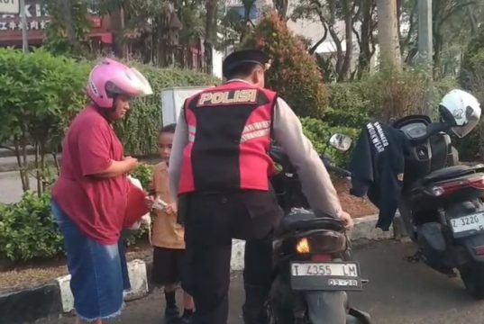 Aksi Humanis Polisi di Pagi Hari, Bantu Ibu dan Anak yang Motornya Mogok