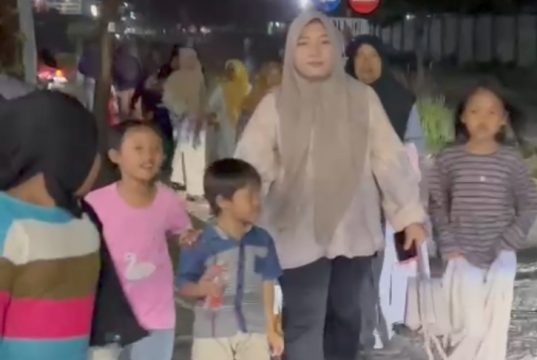 Warga Bengle Rela Jalan Kaki Beri Kejutan Ultah Teh Alya, Balasannya Malah Diajak Ngebakso