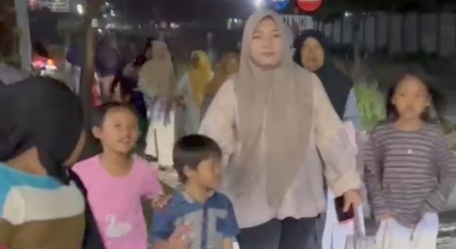 Warga Bengle Rela Jalan Kaki Beri Kejutan Ultah Teh Alya, Balasannya Malah Diajak Ngebakso