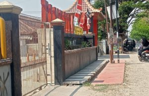 Diduga Kuasai Bahu Jalan untuk Kepentingan Usaha, Pengelola Waterboom Rengasdengklok: “Tanyakan ke Kecamatan”