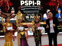 Gebyar PSPI-R Karawang 2026: Generasi Muda Diajak Tak Lupa Budaya Nusantara Ketua DPC PSPI-R Kabupaten Karawang, Pdt. Christanly Supit saat menyerahkan Piala, Medali, uang pembinaan kepada Juara 1,2 dan 3 Lomba Fashion Show Tingkat SD