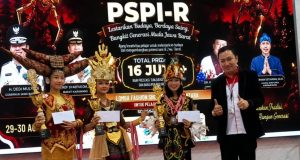 Gebyar PSPI-R Karawang 2026: Generasi Muda Diajak Tak Lupa Budaya Nusantara Ketua DPC PSPI-R Kabupaten Karawang, Pdt. Christanly Supit saat menyerahkan Piala, Medali, uang pembinaan kepada Juara 1,2 dan 3 Lomba Fashion Show Tingkat SD