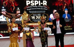 Gebyar PSPI-R Karawang 2026: Generasi Muda Diajak Tak Lupa Budaya Nusantara Ketua DPC PSPI-R Kabupaten Karawang, Pdt. Christanly Supit saat menyerahkan Piala, Medali, uang pembinaan kepada Juara 1,2 dan 3 Lomba Fashion Show Tingkat SD