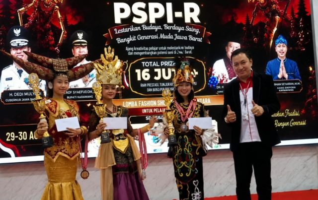 IMG_20260831_072705 Ketua DPC PSPI-R Kabupaten Karawang, Pdt. Christanly Supit saat menyerahkan Piala, Medali, uang pembinaan kepada Juara 1,2 dan 3 Lomba Fashion Show Tingkat SD