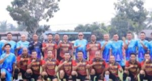 Sergai FC Tundukkan Socfindo 2-1, Bupati Darma Wijaya dan Dandim Bikin Laga Final Makin Bergairah Bupati Sergai Darma Wijaya dan Dandim 0204/DS Letkol Inf Wahidin Sobar foto bersama seusai pertandingan.
