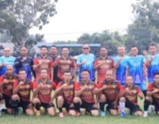 Sergai FC Tundukkan Socfindo 2-1, Bupati Darma Wijaya dan Dandim Bikin Laga Final Makin Bergairah Bupati Sergai Darma Wijaya dan Dandim 0204/DS Letkol Inf Wahidin Sobar foto bersama seusai pertandingan.