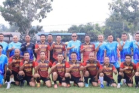 Sergai FC Tundukkan Socfindo 2-1, Bupati Darma Wijaya dan Dandim Bikin Laga Final Makin Bergairah Bupati Sergai Darma Wijaya dan Dandim 0204/DS Letkol Inf Wahidin Sobar foto bersama seusai pertandingan.