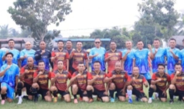 Bupati Sergai Darma Wijaya dan Dandim 0204/DS Letkol Inf Wahidin Sobar foto bersama seusai pertandingan.