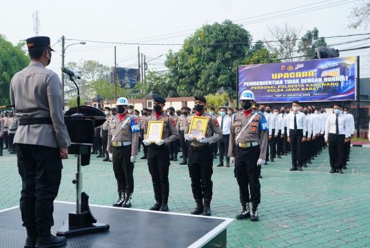 Dua Personel Polresta Karawang Diberhentikan Tidak Dengan Hormat
