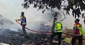 Kebakaran Lahan Kosong di Klari, Respons Cepat Polisi Cegah Api Meluas