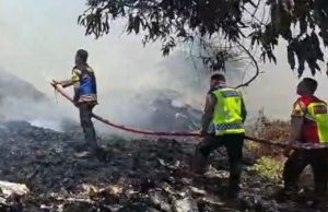 Kebakaran Lahan Kosong di Klari, Respons Cepat Polisi Cegah Api Meluas