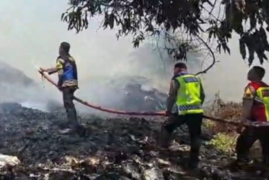 Kebakaran Lahan Kosong di Klari, Respons Cepat Polisi Cegah Api Meluas