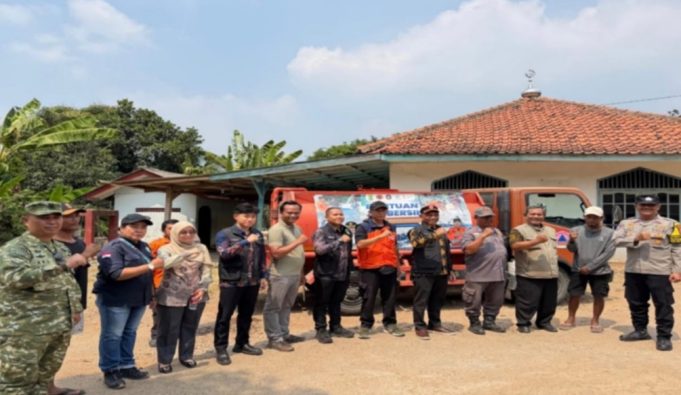 Polresta Karawang Salurkan Air Bersih untuk Warga Terdampak Kekeringan
