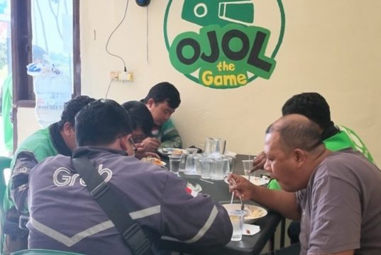 Polresta Karawang Peduli Ojol, Makan Gratis Rutin Setiap Rabu dan Jumat