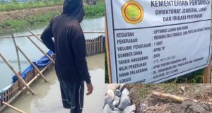 Pemasangan Batu Kali di Tengah Genangan Air, Kualitas Proyek OPLAH Tanahbaru Dipertanyakan