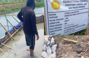 Pemasangan Batu Kali di Tengah Genangan Air, Kualitas Proyek OPLAH Tanahbaru Dipertanyakan